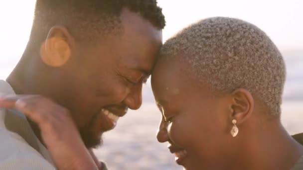 Para Miłość Zachód Słońca Plaży Twarzą Dotykającą Wakacjach Letnich Wakacjach — Wideo stockowe