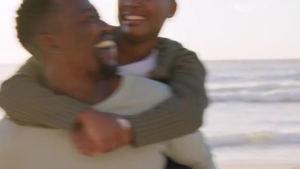 Para Szczęśliwa Wakacjach Plaży Zachodzie Słońca Uśmiech Miłość Zabawa Czarny — Wideo stockowe