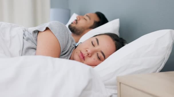 Müdes Schlafendes Und Umarmtes Paar Einem Bett Das Hause Zusammen — Stockvideo