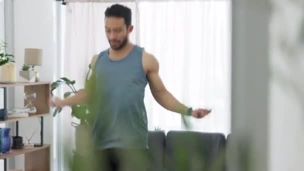 Fitness Skakanka Człowiek Wykonujący Ćwiczenia Cardio Domu Salonie Trening Wytrzymałościowy — Wideo stockowe