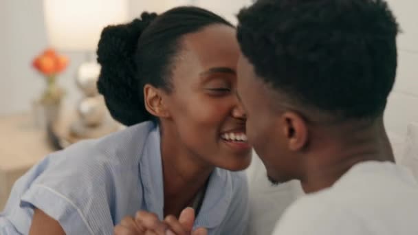 亲吻和微笑卧室的黑人夫妇在家里放松 浪漫和亲密在一起 在特别的蜜月期 快乐的照顾 情人节和亲密的年轻非洲人民的爱情关系 — 图库视频影像