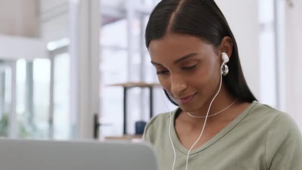 Estudante Estudar Aprender Laptop Enquanto Ouve Podcast Música Com Fones — Vídeo de Stock