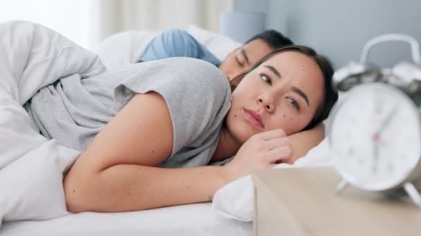 Relógio Alarme Clique Dormindo Casal Cama Bateu Soneca Para Descansar — Vídeo de Stock