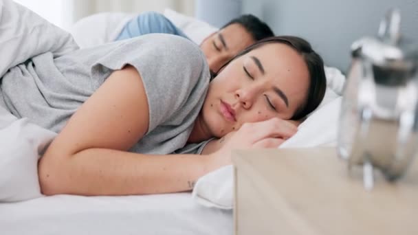 Alarma Reloj Siesta Con Pareja Durmiendo Cama Dormitorio Por Mañana — Vídeos de Stock