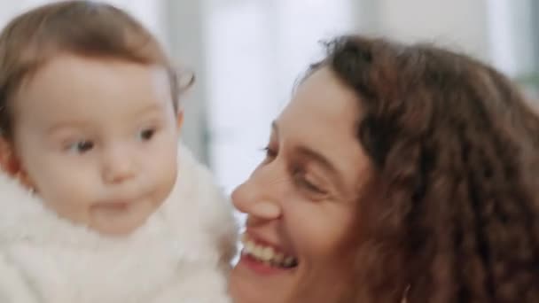 Οικογένεια Μητέρα Και Μωρό Είναι Αστείο Στο Σπίτι Την Ευτυχία — Αρχείο Βίντεο