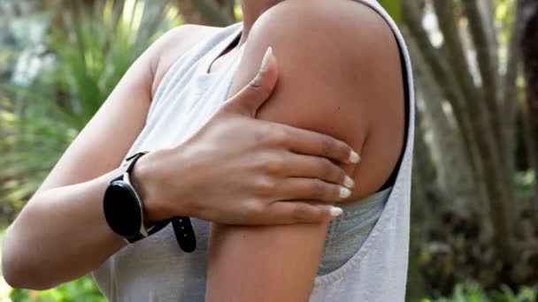 Sportskada Armmuskelsmärta Och Massage För Smärta Med Kvinnlig Idrottsman Efter — Stockvideo