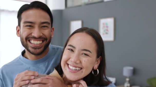 Çift Gülüşü Oturma Odasında Kucaklaşma Mutlu Erkek Arkadaş Memnun Kız — Stok video