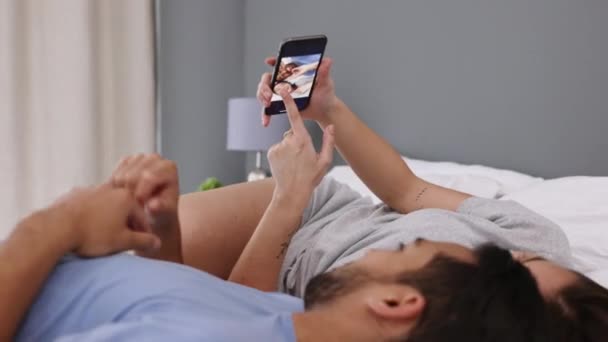 Teléfono Selfie Pareja Las Redes Sociales Aman Compartir Tumbarse Dormitorio — Vídeo de stock