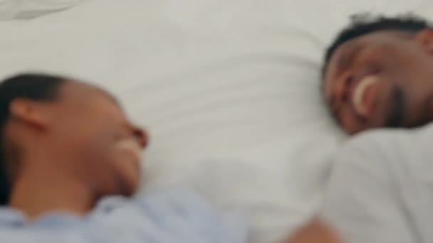 Amor Romance Pareja Negra Besan Abrazan Cama Riendo Juguetona Mostrando — Vídeo de stock