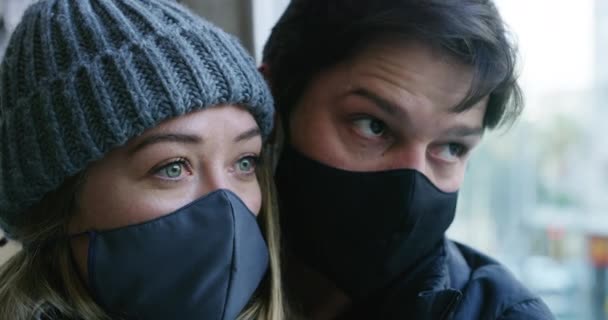 Covid Kış Maske Takan Bir Çiftle Kucaklaşmak Hasta Iyi Durumda — Stok video