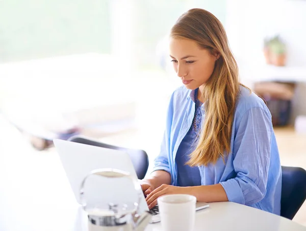 Getting Some Emails Out Way Young Woman Using Her Laptop — Stockfoto