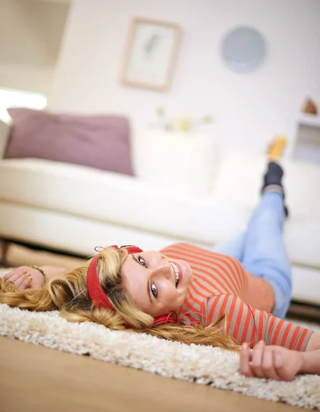 Downloading Some New Tunes Cropped Portrait Young Woman Listening Music —  Fotos de Stock