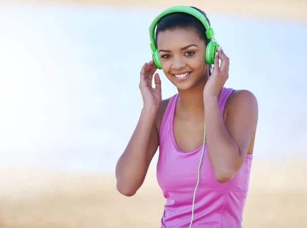 Music Keeps Motivated Portrait Sporty Young Woman Wearing Headphones Outdoors — Stock Photo, Image