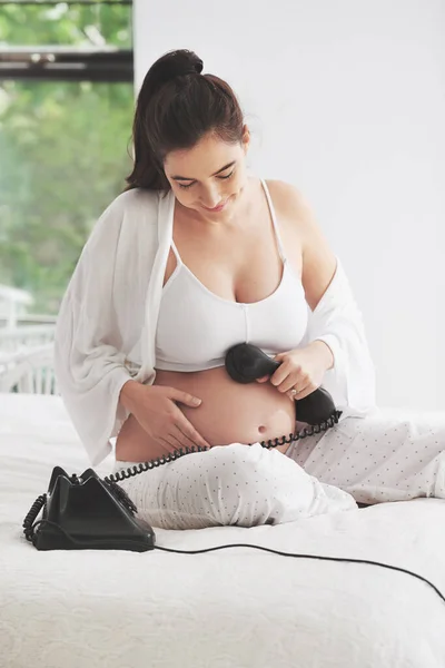 Say Hello Daddy Pregnant Woman Holding Telephone Her Belly Home — Stock Photo, Image