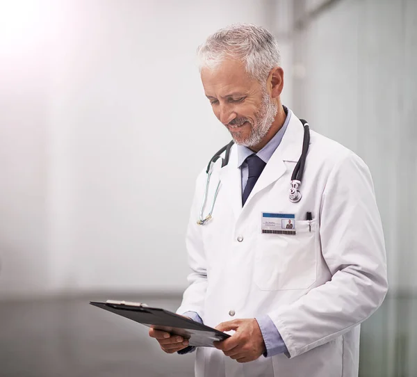 Checking Your Medical History Mature Doctor Holding Patient File Hospital — Foto de Stock
