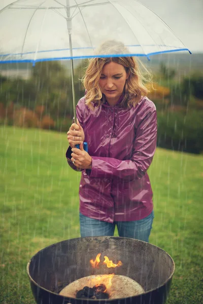 Keep Burning Flame Woman Having Barbecue Rain While Holding Umbrella — Foto de Stock