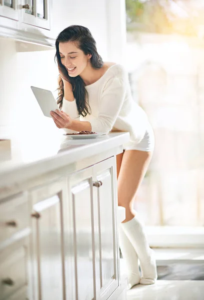 Saturday Wireless Way Young Woman Using Digital Tablet Her Kitchen — Stock Fotó