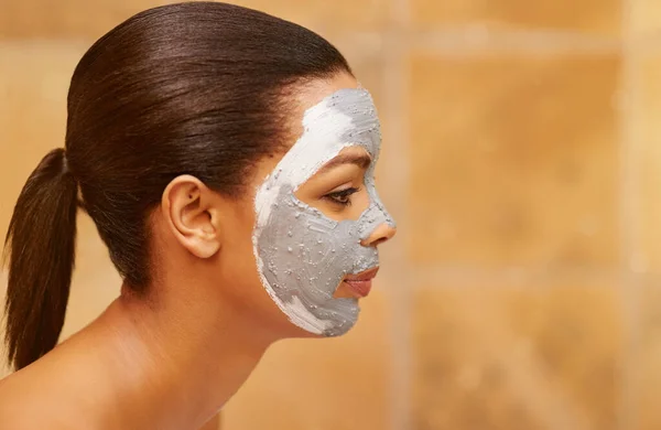 Treating Her Skin Pampering Mask Young Woman Enjoying Skincare Treatment — Stok fotoğraf