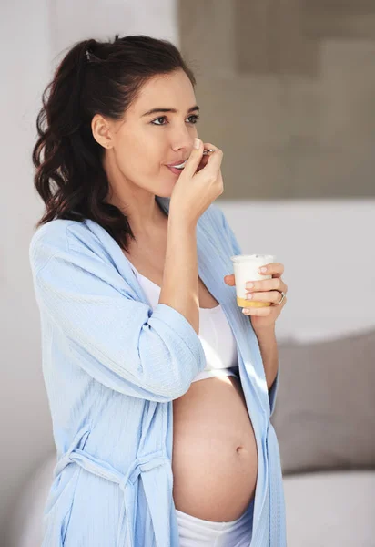 Snacking Two Pregnant Woman Enjoying Snack Home — ストック写真