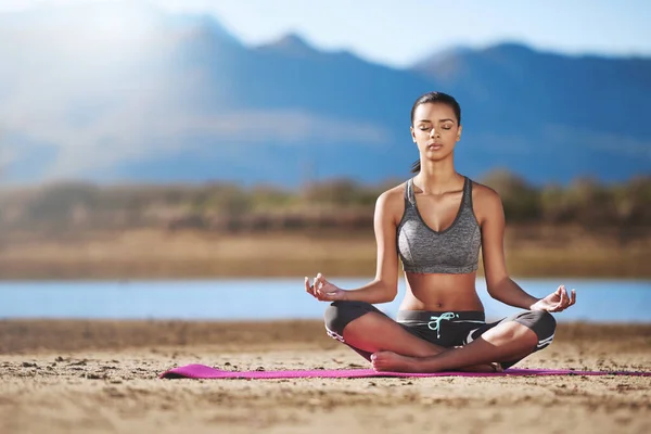 You Create Your Own Calm Young Woman Practising Yoga Outdoors — Stockfoto