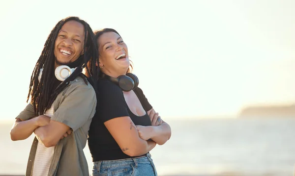 Summer Beach Headphones Friends Listening Music Podcast Fun Holiday Vacation — Fotografia de Stock