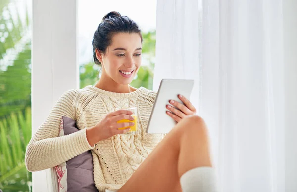 What Mornings Made Young Woman Relaxing Digital Tablet Home — Stock Fotó