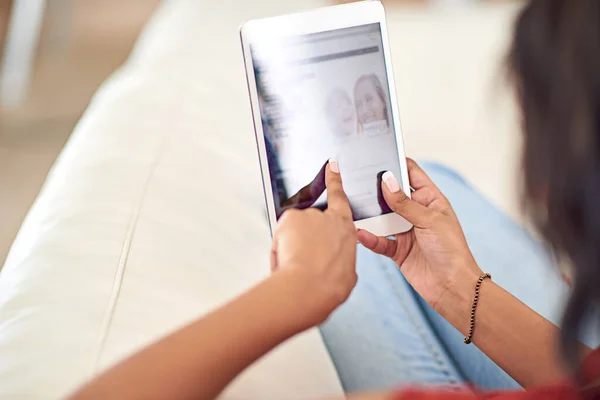 Connected Couch High Angle Shot Young Woman Using Her Tablet — Stockfoto