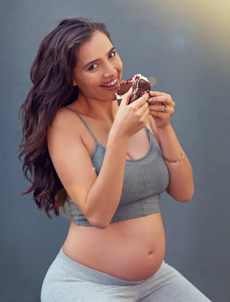 Sorry What Said Hungry Pregnant Woman Eating Slice Cake Gray — Zdjęcie stockowe