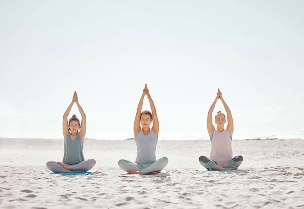 Zen Meditation Yoga Beach Women Wellness Fitness Health Stretching Lotus — ストック写真