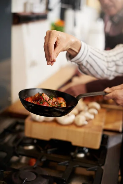 Missing Ingredient Unrecognizable Persons Hand Adding Salt Pan Tomatoes Kitchen — Foto Stock