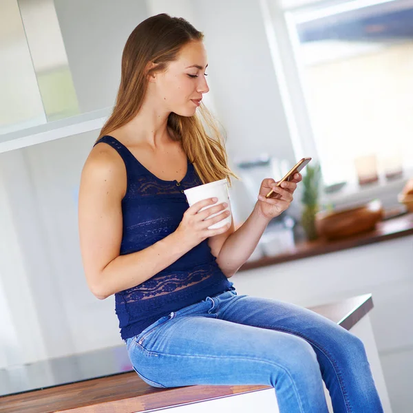 Some Things Hard Say Easy Text Woman Sitting Her Kitchen — Stockfoto