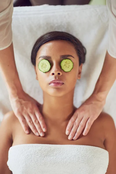 Getting Royal Pampering She Deserves Young Woman Cucumber Slices Her — Stockfoto
