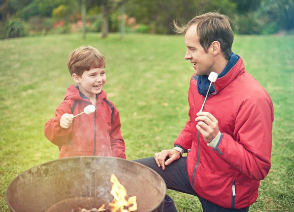 Best Sweet Treat Ever Father Son Roasting Marshmallows Fire — Zdjęcie stockowe