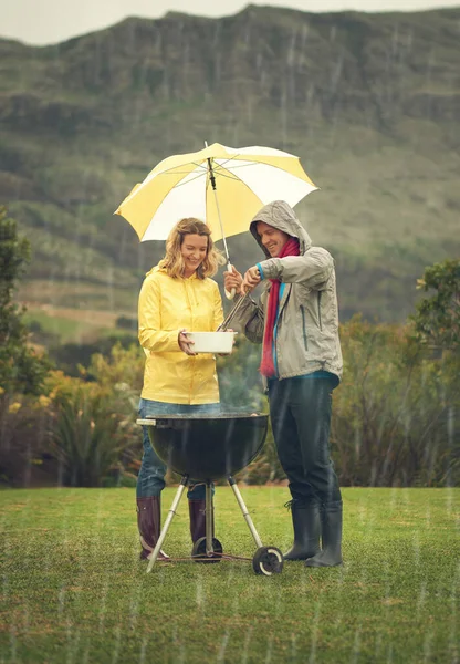 Together Can Beat Weather Cheerful Couple Barbecuing Rain While Holding — Zdjęcie stockowe