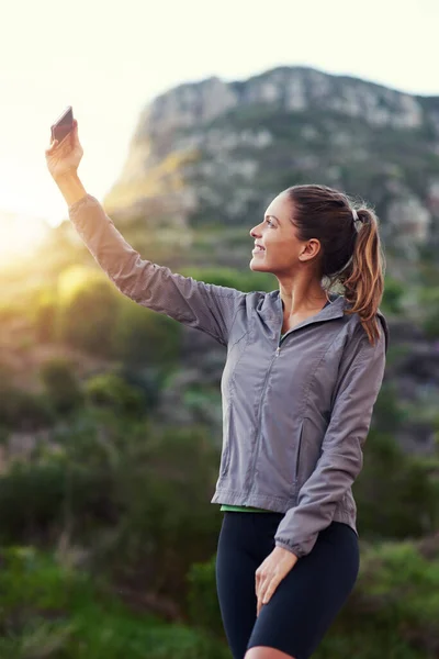 Run Needs Posted Young Woman Taking Selfie While Out Trail — Foto de Stock