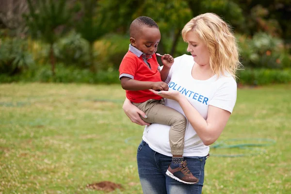 Nothing Good You Ever Wasted Female Volunteer Carrying Little Boy — Photo