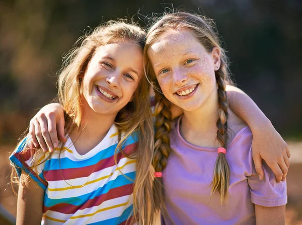 Theyre Best Friends Portrait Two Young Girls Standing Together Outdoors — стоковое фото