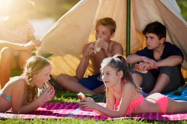 Summertime Livin Easy Group Young Friends Hanging Out Campsite — 图库照片
