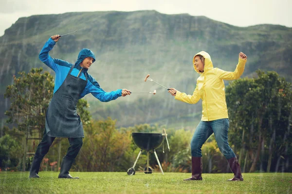 Guard Braai Cheerful Couple Barbecuing Rain Fencing Barbecue Tools Having — Zdjęcie stockowe