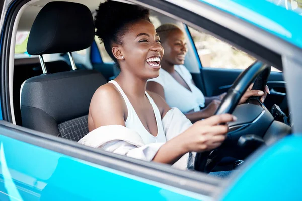 Woman Driving Friends Roadtrip Fun Happy Drive While Enjoying Vacation — ストック写真
