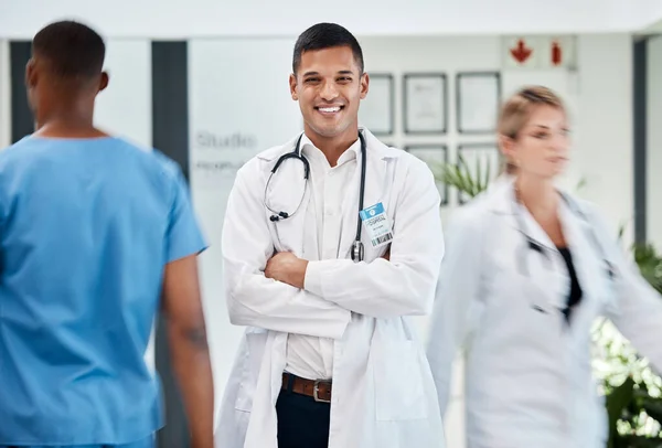 Happy Medical Doctor Hospital Smile Confident Arms Crossed Busy Hallway — Foto Stock