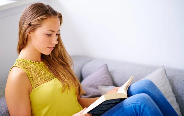 Relaxed Weekend Reading Young Woman Reading Book Her Sofa Home — Stock Fotó