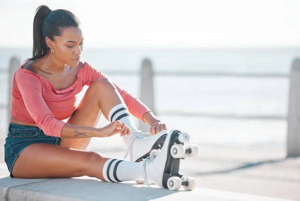 Fitness Exercise Happy Woman Roller Skating Beach Sunny Day Content — Stockfoto