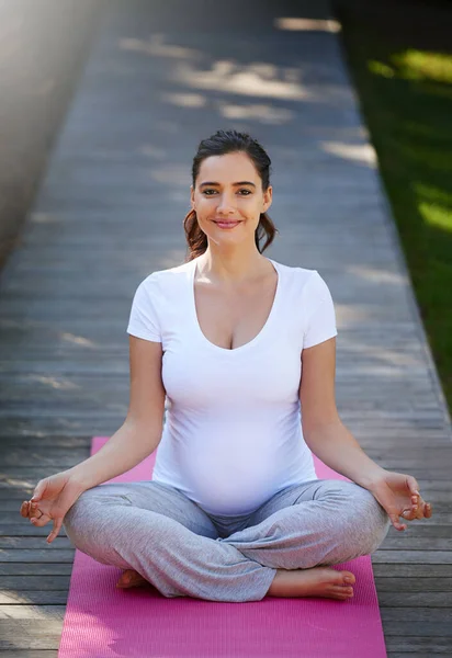 Staying Healthy Happy Yoga Portrait Young Pregnant Woman Doing Yoga — ストック写真