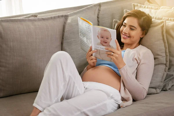 Book Answers All Pregnancy Baby Questions Young Pregnant Woman Reading — Stock fotografie