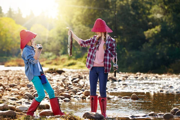 Look What Caught Two Young Girls Fishing River — Foto Stock