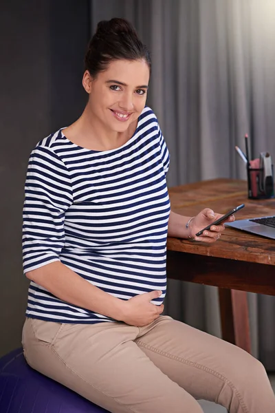 Looking Forward Maternity Leave Cropped Portrait Young Pregnant Woman Sending — Foto Stock