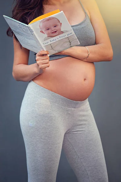 Dont Panic Theres Book Pregnant Woman Reading Babybook Gray Background — 스톡 사진