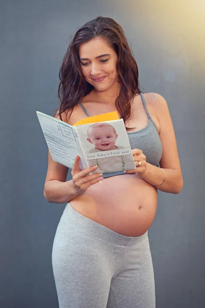 Making Sure Ill Have Happiest Baby Pregnant Woman Reading Babybook — ストック写真