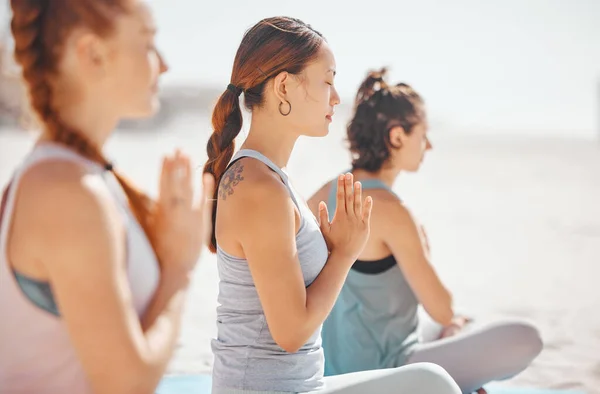 Women Doing Meditation Class Wellness Beach Spiritual Training Exercise Calm — ストック写真